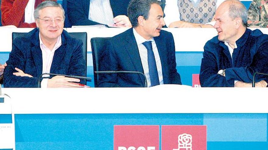 Rodríguez Zapatero, entre Manuel Chaves y José Blanco durante el Comité Federal.