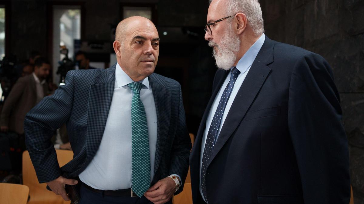 El presidente de ATA, Lorenzo Amor, conversa con el presidente de la CEOE-Tenerife, Pedro Alfonso