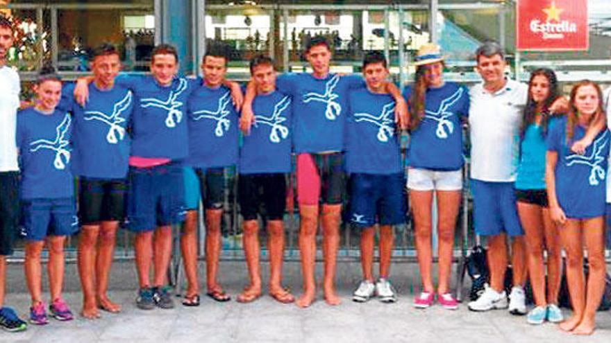 Los nadadores y técnicos del Club Natació Palma que compitieron en Barcelona.