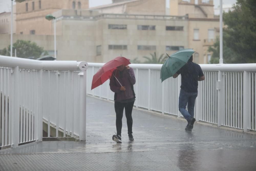 La lluvia ha anegado la carretera de Santa Pola