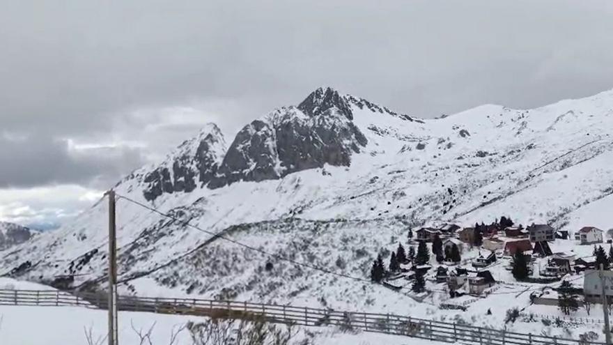 Alerta por oleaje en la costa oriental y por fuertes lluvias y nevadas en la Cordillera tras un sábado de temperaturas gélidas en la montaña