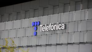 Archivo - Edificio de la sede de Telefónica, a 27 de abril de 2021, en Madrid, (España). Telefónica ha cambiado su imagen por primera vez en más de dos décadas con un nuevo logo que rememora las míticas cabinas telefónicas.