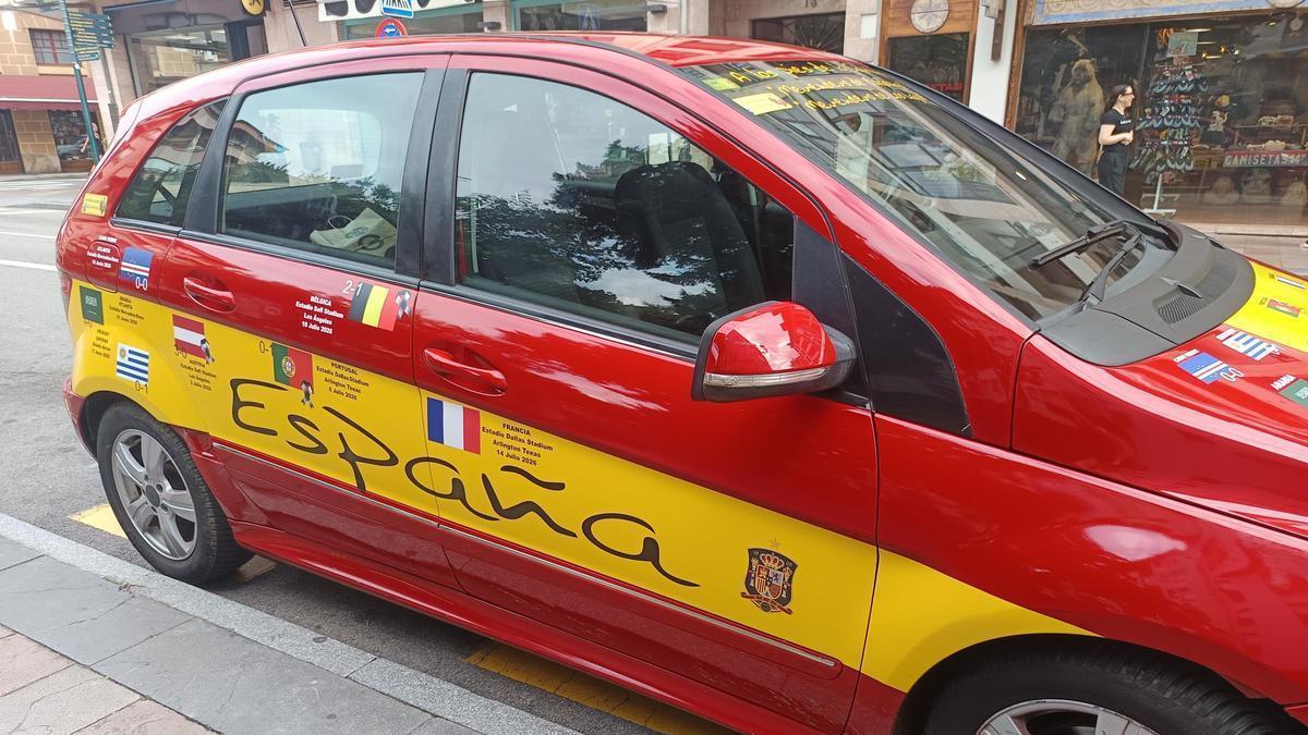 Un vehículo adornado con motivos del Mundial.