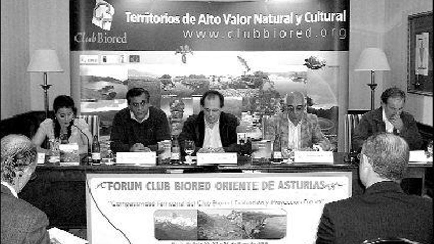 Vanesa González, concejala de Turismo de Cangas de Onís; José González Gutiérrez, presidente del Consorcio; José Félix García Gaona, director general de Paisaje y Biodiversidad; Juan Fernando Tabares Bravo, presidente del Club Biored, y Francisco Valle Poo, autor del libro «La seducción de los espacios naturales».