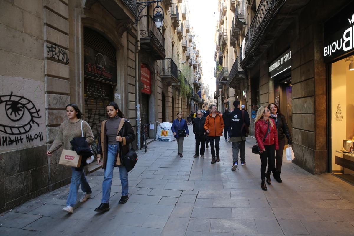 Alternancia de negocios abiertos y persianas bajadas, junto con obras de reforma, en la calle de Portaferrissa.