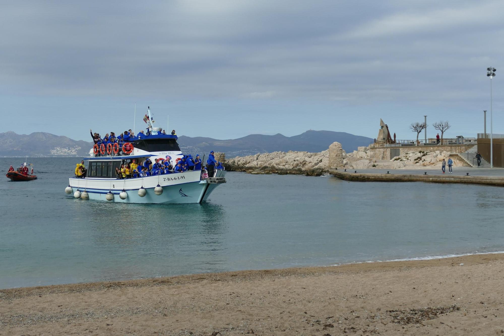 La Batuscala celebra 10 anys desembarcant a la platja de les Barques de l'Escala