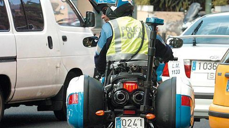 Imagen de archivo de un motorista de la Policía Local en una de las calles principales de la ciudad.