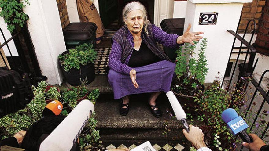 Doris Lessing se encontró con los reporteros en su casa cuando volvía de la compra