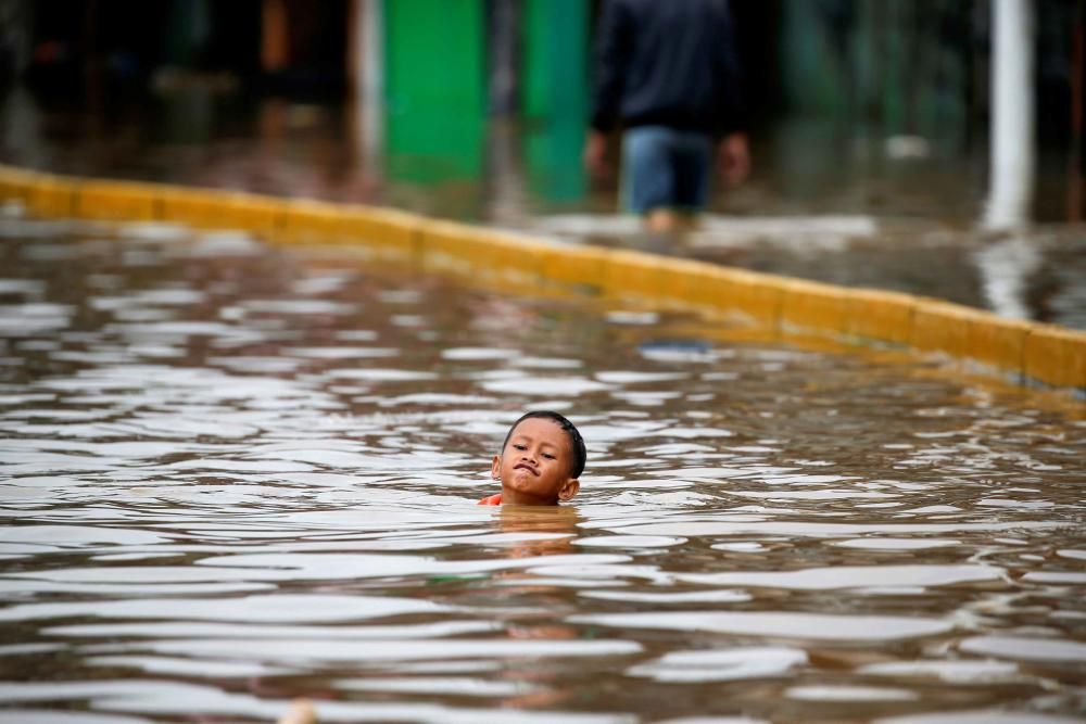 Al menos 16 muertos por las inundaciones en Indonesia