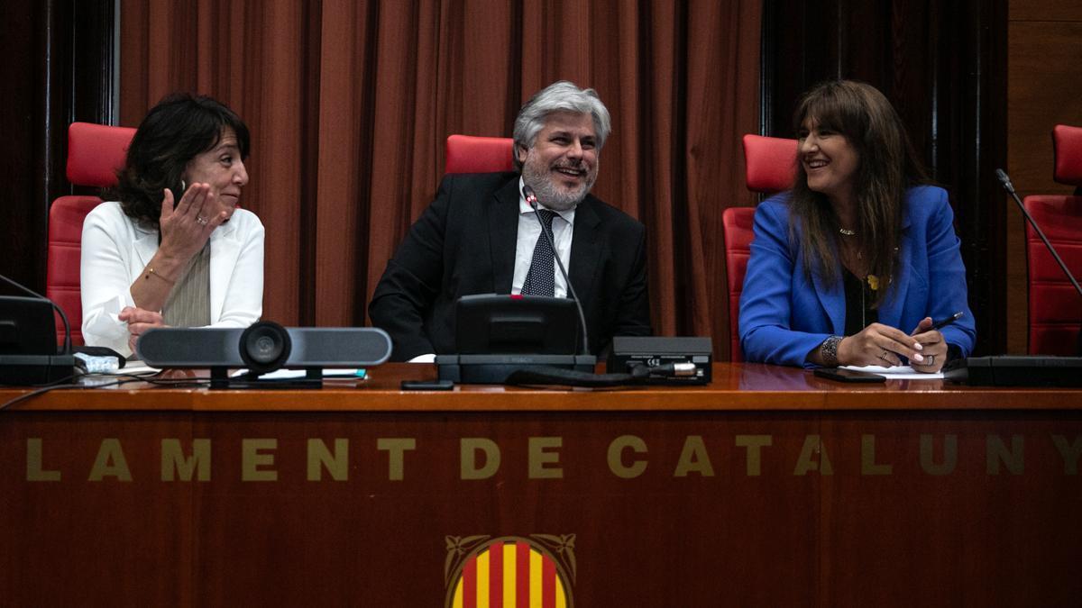 La nueva presidenta del Parlament, Anna Erra, con la ya expresidenta Laura Borràs y Albert Batet. /