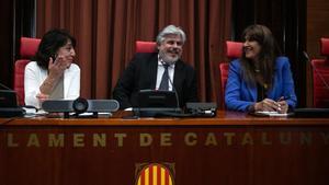 La nueva presidenta del Parlament, Anna Erra, con la ya expresidenta Laura Borràs y Albert Batet. /