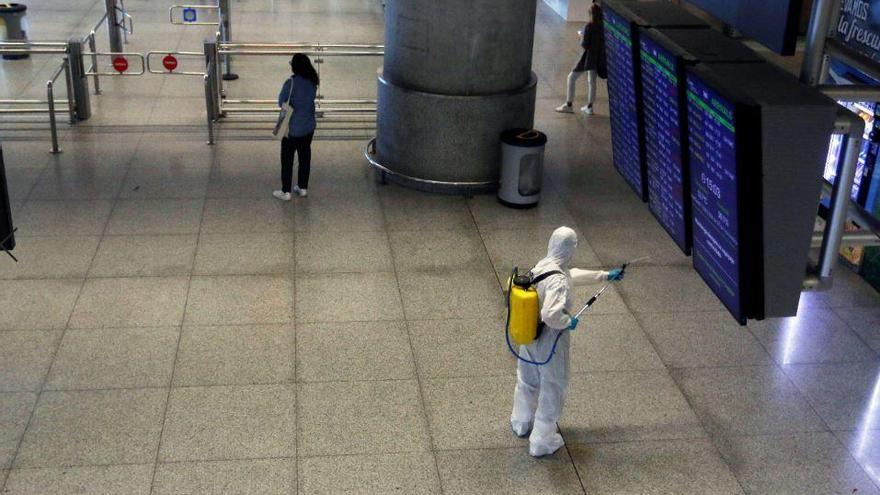 Trabajos de limpieza de la UME en la Estación María Zambrano