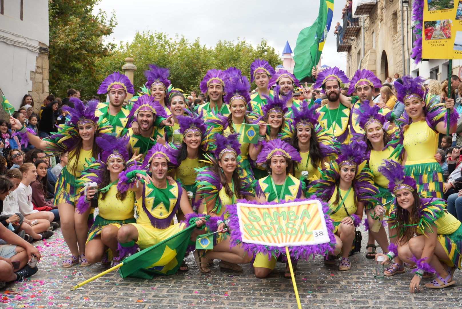 Batalla de confeti y desfile de carrozas en el Anunci de Morella