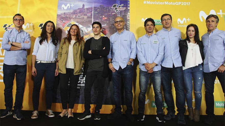 Marc Márquez (de negro) posa con el equipo de Movistar+.