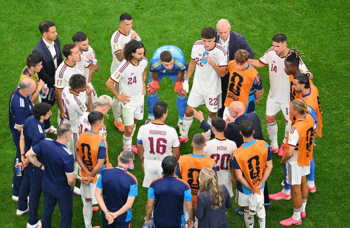Los jugadores de la selección española, en una pausa de hidratación ante Portugal escuchan a Luis de la Fuente.