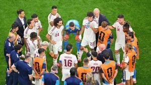 Los jugadores de la selección española, en una pausa de hidratación ante Portugal escuchan a Luis de la Fuente.