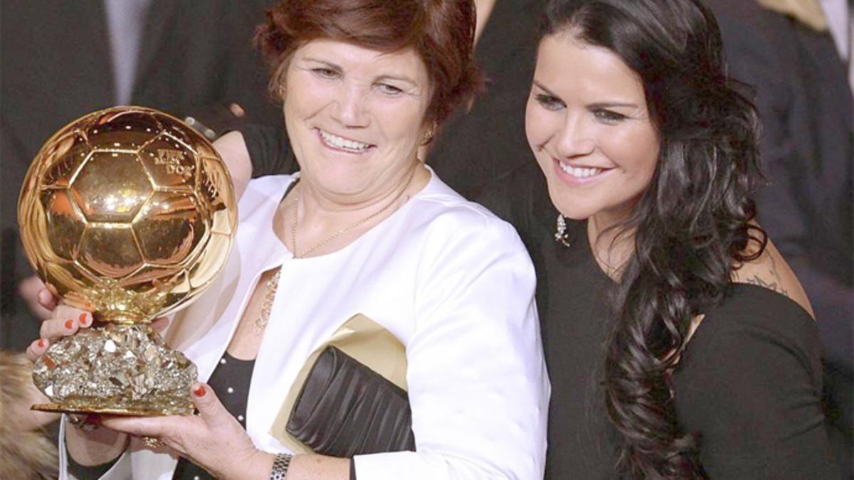 La madre y la hermana de Cristiano Ronaldo en una entrega del Balón de Oro al portugués