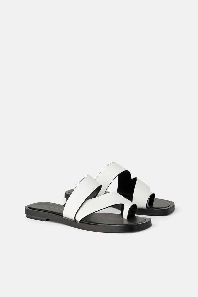 Sandalias planas blancas de Zara. (Precio: 29, 95 euros)