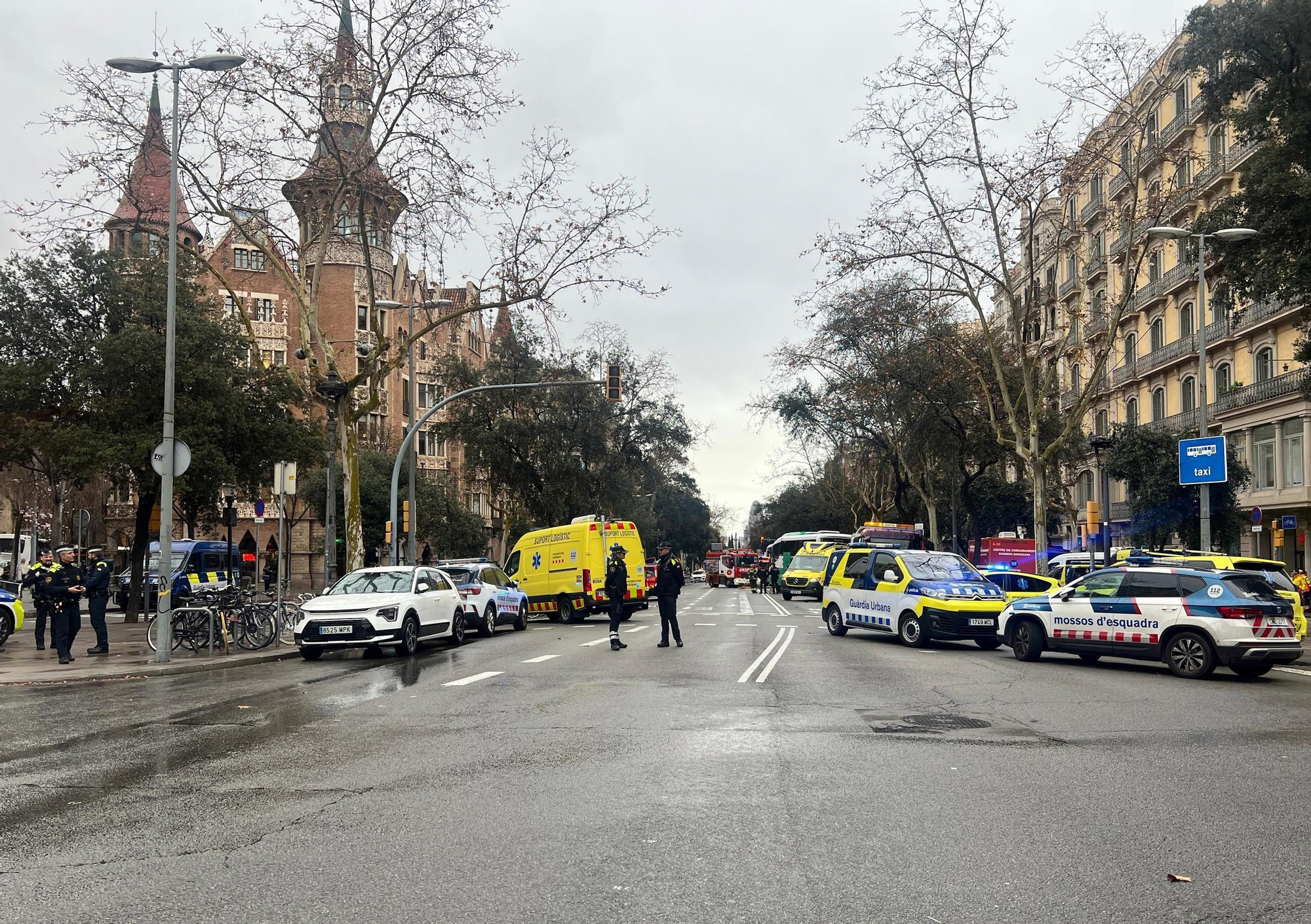 Les fotos del xoc entre dos autocars a Barcelona