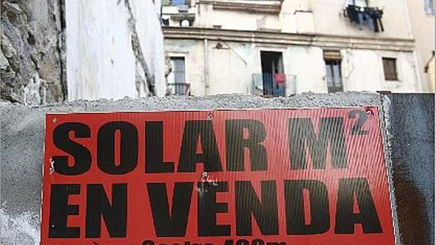 Un cartell anunciant la venda d&#039;un solar, en una imatge d&#039;arxiu.