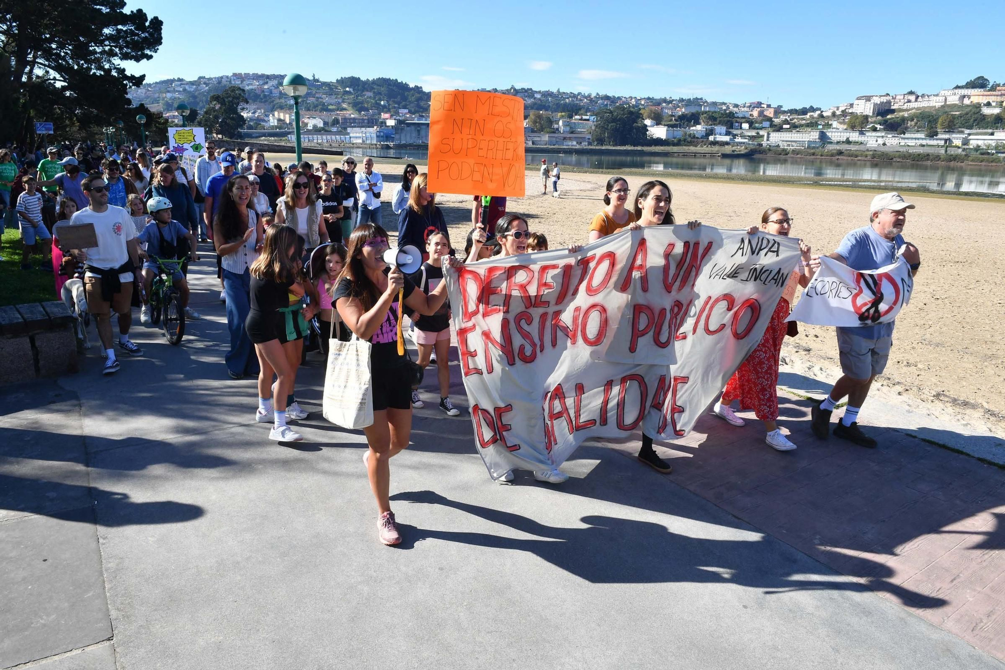 Caminata en Oleiros para reclamar más docentes en el colegio Valle-Inclán