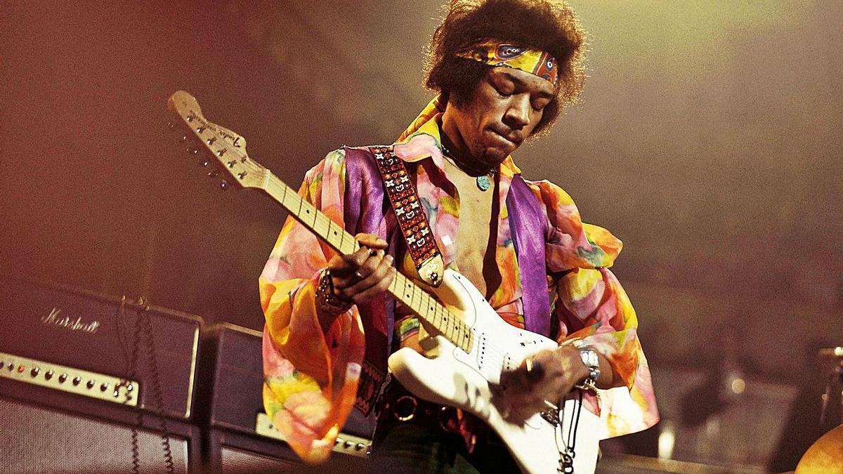 El guitarrista Jimi Hendrix durante un concierto.