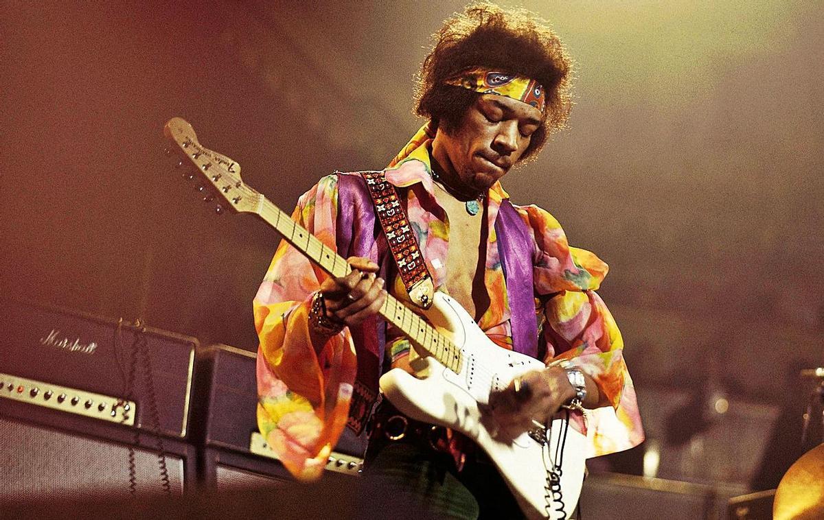 El guitarrista Jimi Hendrix durante un concierto.