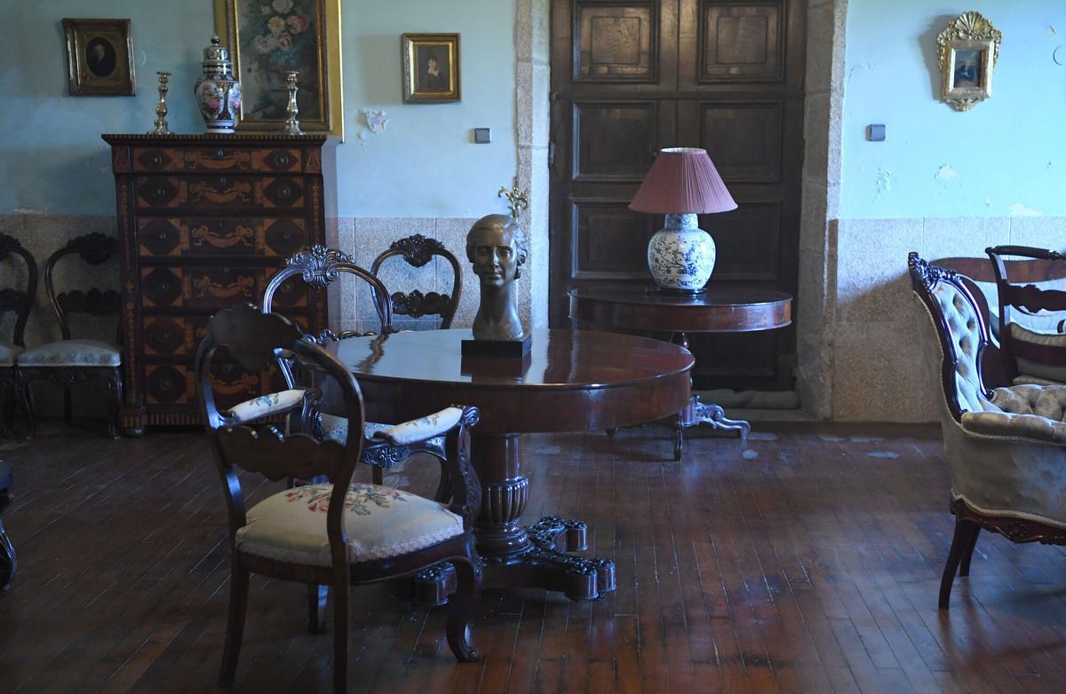 PRIMERA VISITA AL PUBLICO DEL PAZO DE MEIRAS TRAS SU ENTREGA PROVISIONAL AL ESTADO. RECORRIDO INAUGURAL POR EL EXTERIOR DE PAZO A FAMILIARES DE VICTIMAS DEL FRANQUISMO, REPRESALIADOS Y ENTIDADES MEMORIALISTAS. BIEN DE INTERES CULTURAL. PRIMERA VISITA. JARDINES. APERTURA AL PUBLICO