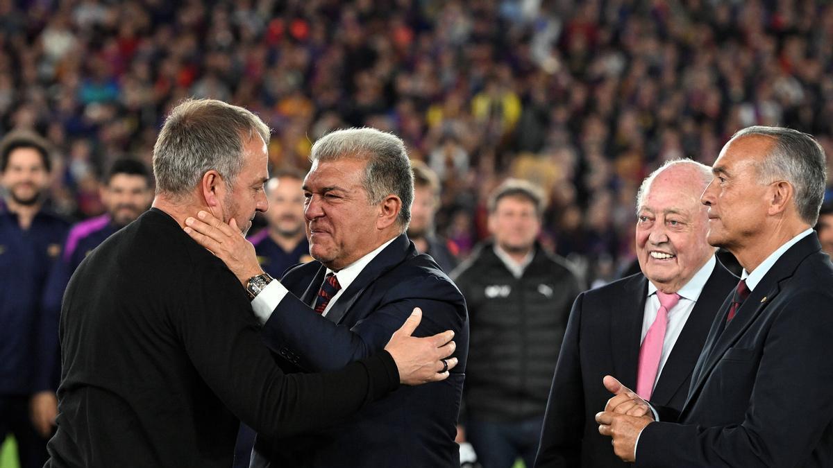 Hansi Flick y Joan Laporta emocionados antes de la entrega de trofeos por la conquista del título de Liga en el Camp Nou.