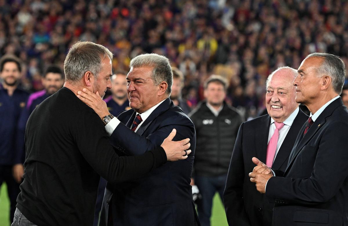 Hansi Flick y Joan Laporta emocionados antes de la entrega de trofeos por la conquista del título de Liga en el Camp Nou.