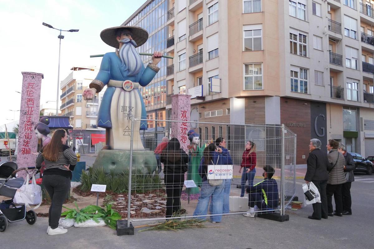 Las nueve comisiones de la Vall d'Uixó sacan sus monumentos a la calle con la 'plantà' Las nueve comisiones de la Vall d'Uixó sacan sus monumentos a la calle con la 'plantà'