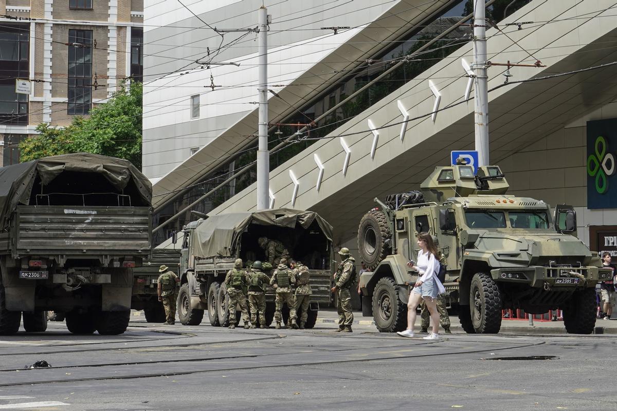 Fuerzas del grupo de mercenarios Wagner patrullan una calle en la localidad rusa de Rostov-on-don. EFE/EPA