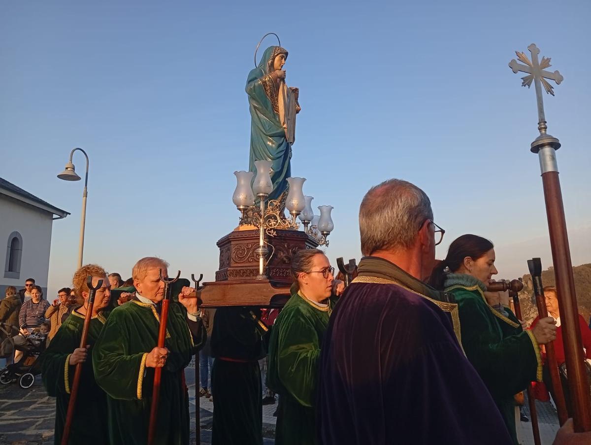 En imágenes: La procesión de bajada marca el inicio de la Semana Santa en Luarca