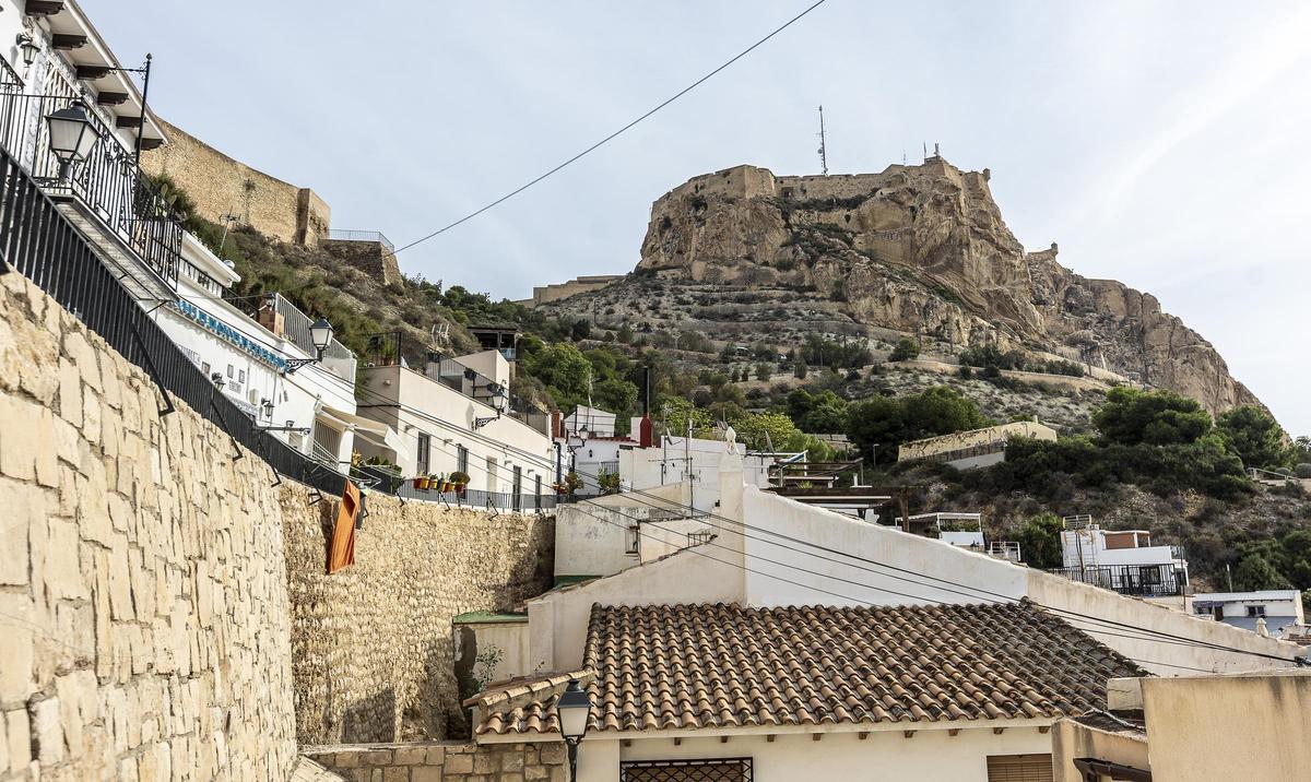 El Castillo de Santa Bárbara, visto desde el Barrio de Santa Cruz