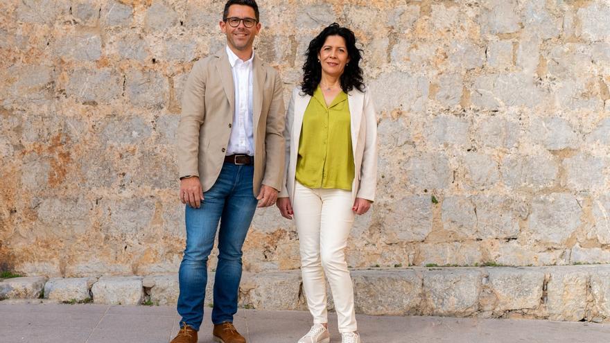 Rafa Triguero, candidato a la alcaldía de Ibiza, junto a su número seis en las listas, Lola Penín