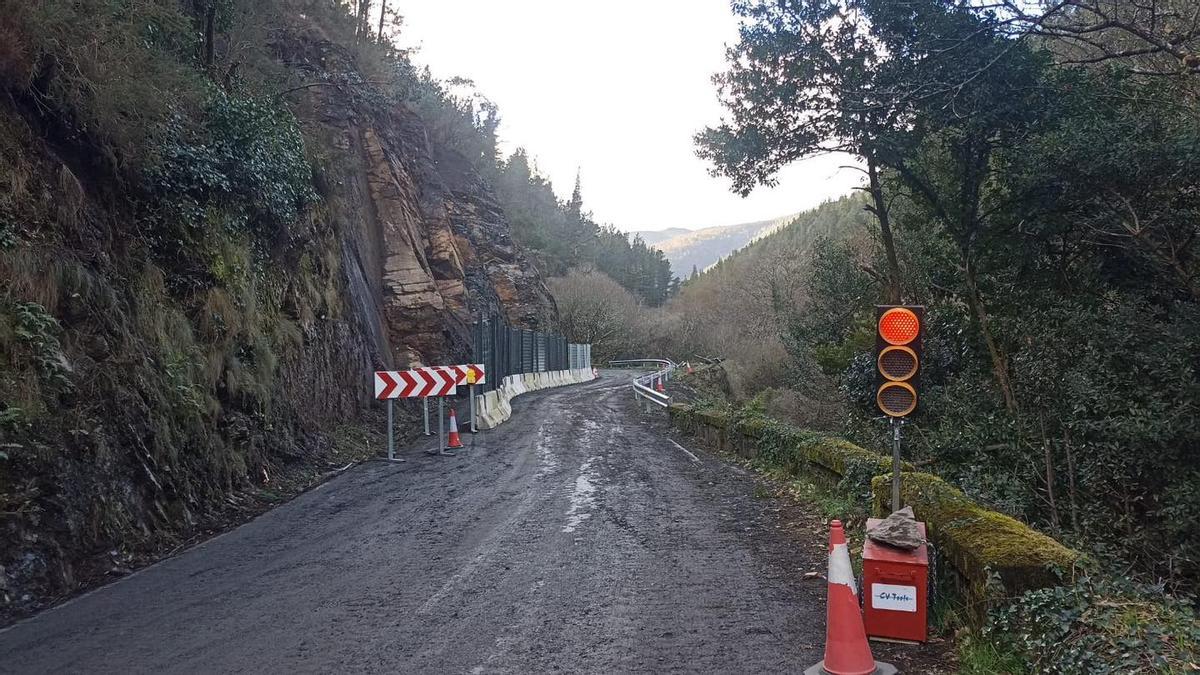 Paso regulado por semáforo en el argayo de Pelorde, en Pesoz.