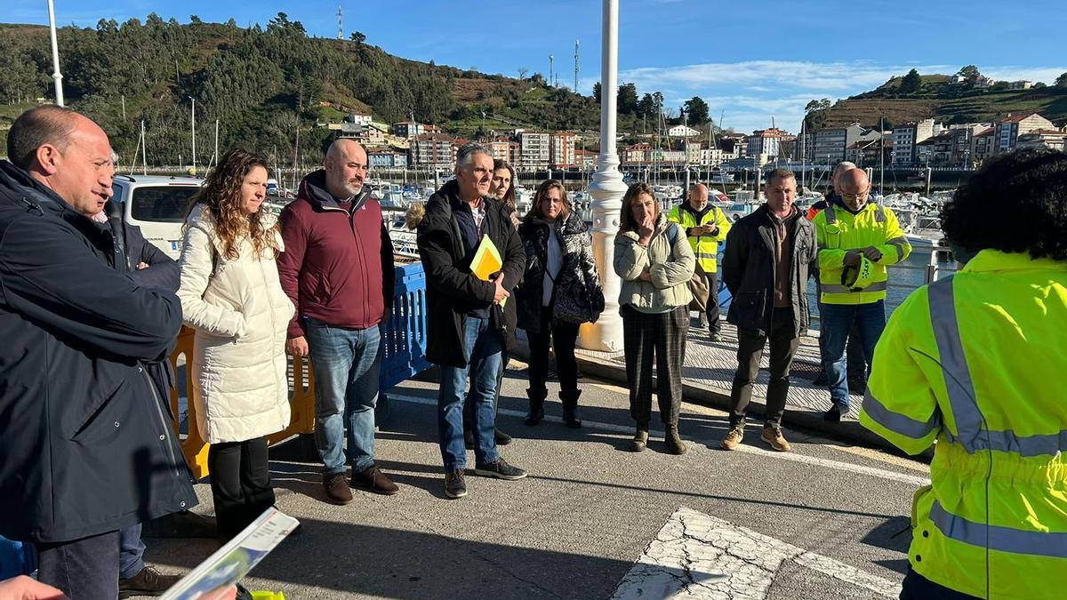 Por la izquierda, Miguel Ángel Ruiz Bazaco, jefe del Servicio de Proyectos y Obras Hidráulicas de la consejería, Vanesa Mateo, directora general del Agua, y Paulo García, alcalde de Ribadesella, en la zona en la que se está reparando el colector.