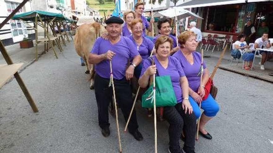 Miembros de la peña &quot;Los Jubilados&quot;, en el carro tirado por bueyes.