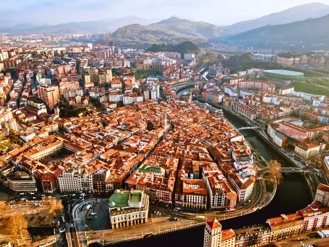 El barrio de Bilbao perfecto para recorrer a pie es un laberinto medieval con el mercado cubierto más grande de Europa