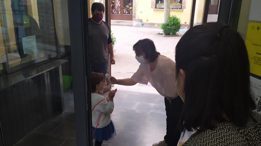Una professora pren la temperatura a una nena a l&#039;escola Arrels de Solsona, aquest matí |