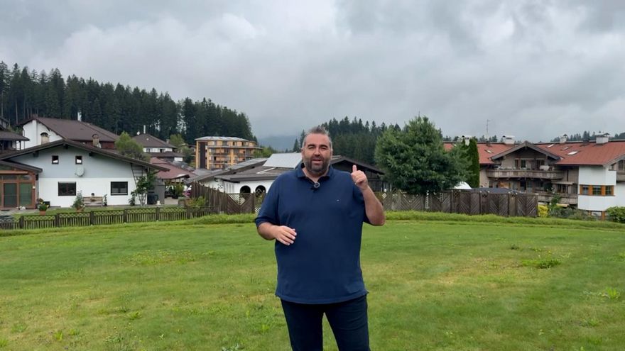Dominik Greif reunido con su representante en la concentración del Real Mallorca en Austria