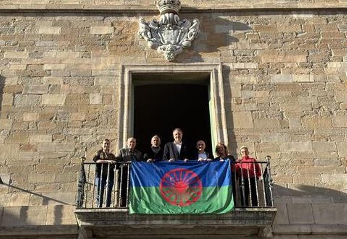 La bandera romaní penja del balcó principal de l'Ajuntament de Manresa