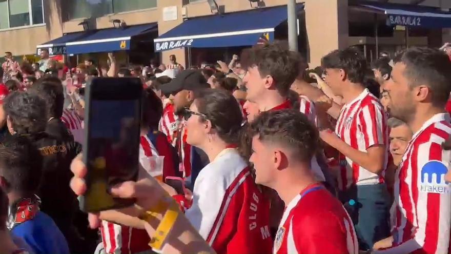 Los aficionados del Atlético de Madrid llenan las calles de barcelona antes del partido contra el Barça