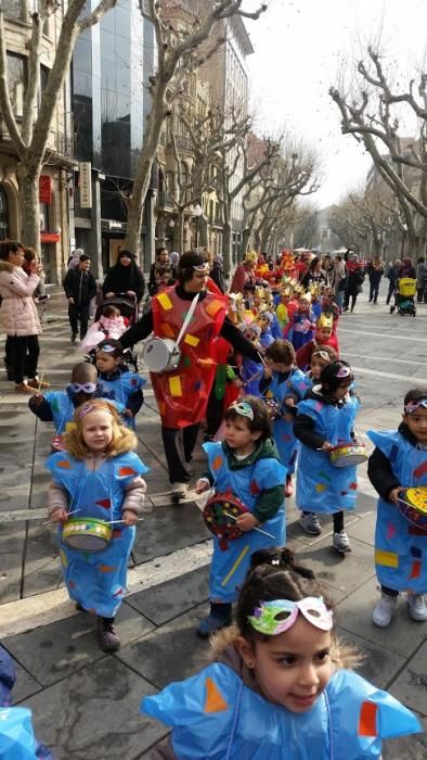 L'Escola Renaixença omple el Passeig de color