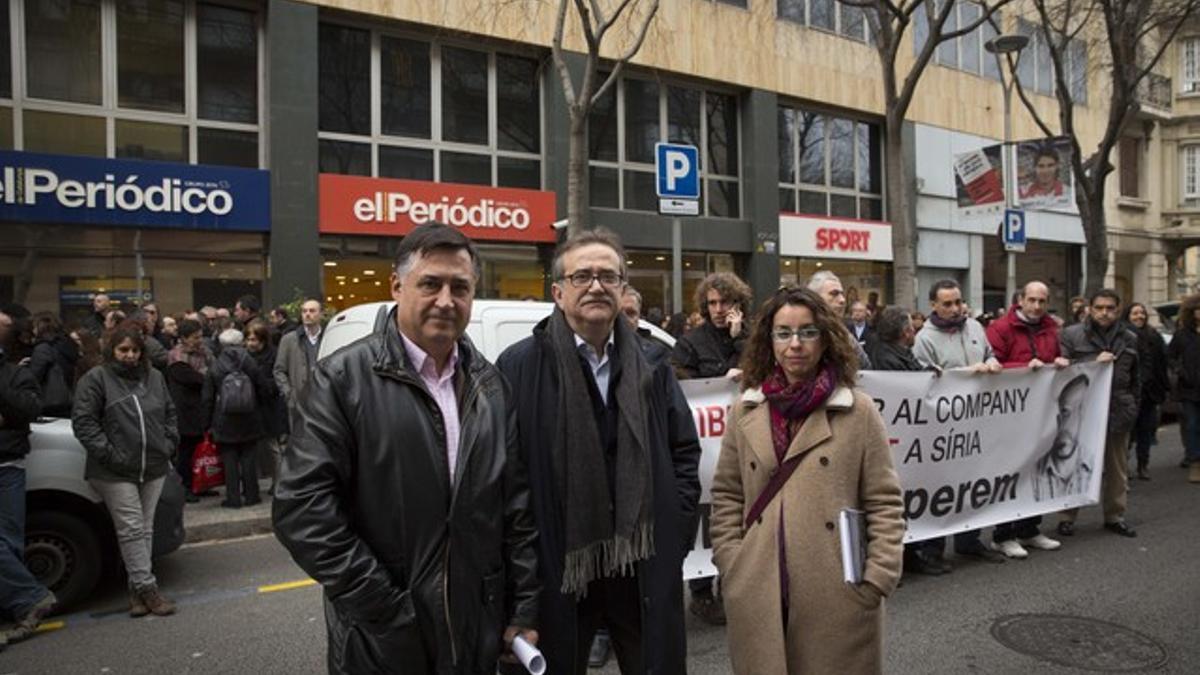 De izquierda a derecha, el fotoperiodista Gervasio Sánchez, el decano del Col·legi de Periodistes de Catalunya Josep Maria Martí y la corresponsal en Afganistán Mònica Bernabé, en la concentración de este miércoles frente a EL PERIÓDICO.