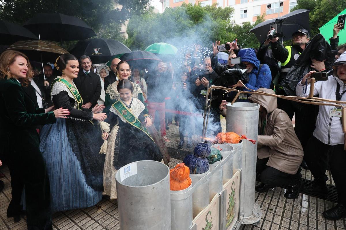 Las reinas de las fiestas y la alcaldesa prenden la primera mascletà de las fiestas.