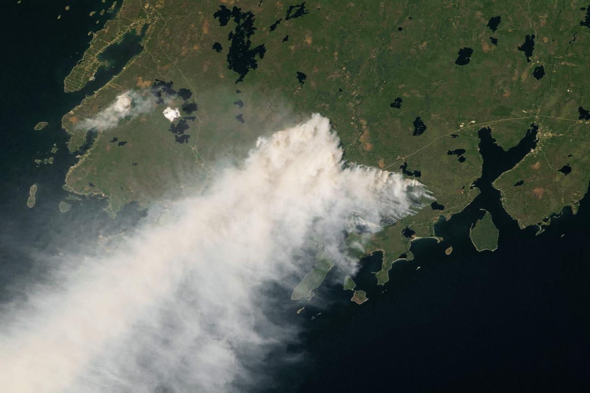 Imagen de satélite cortesía del Observatorio de la Tierra de la NASA, con fecha 29 de mayo, donde se observa fuego procedente de incendios cerca de Shelburne, Nueva Escocia, Canadá.