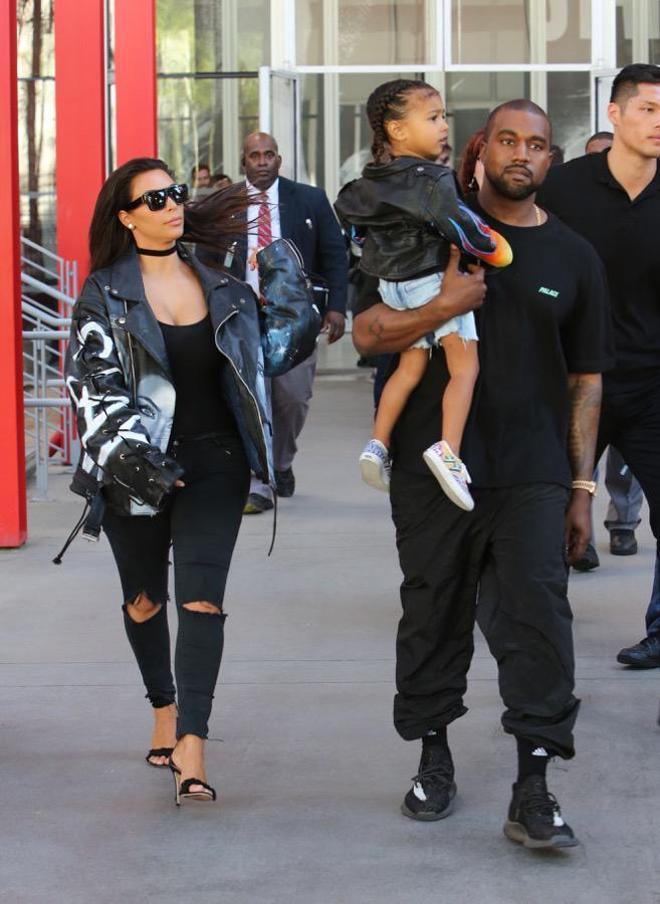 Visita del clan Kardashian al museo. Kim, Kanye West y North West