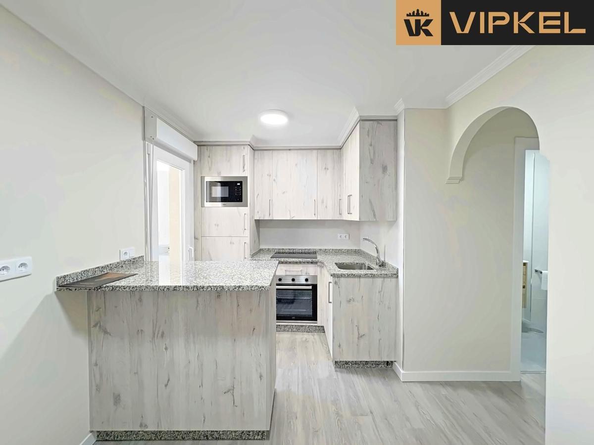 La cocina americana del piso reformado del Ensanche