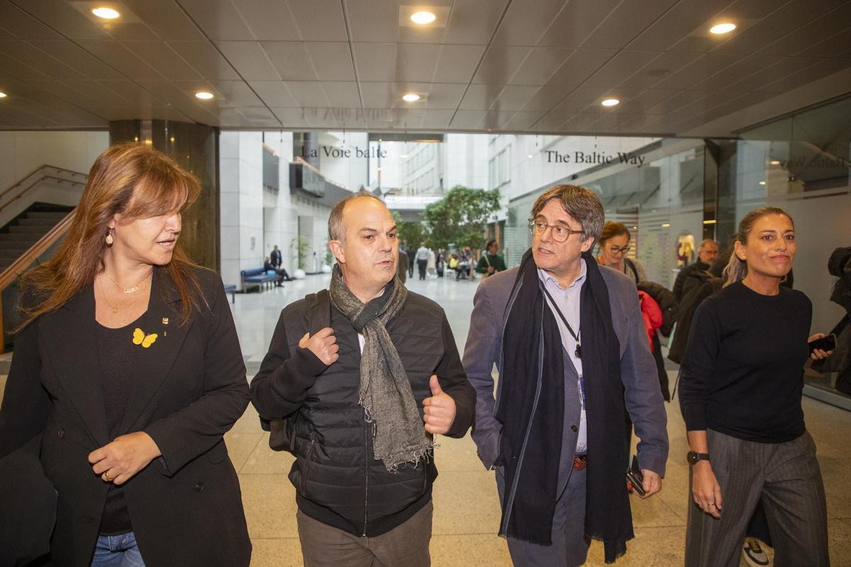 (I-D) La presidenta de Junts, Laura Borràs; el secretario general de Junts per Catalunya, Jordi Turull; el expresidente de la Generalitat, Carles Puigdemont, y la diputada de Junts, Miriam Nogueras.